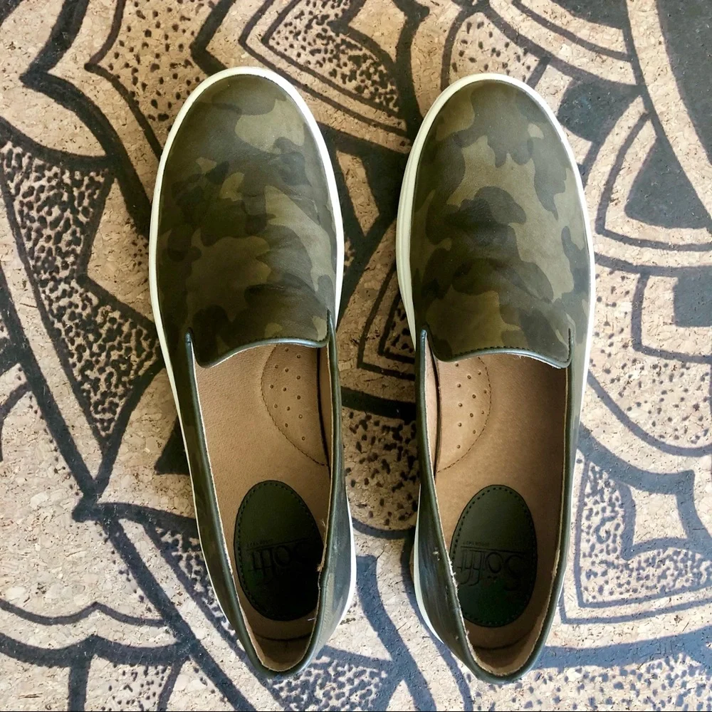 Sofft | 8 | Somers Olive Green Camouflage Leather White Slide-On DSW EUC